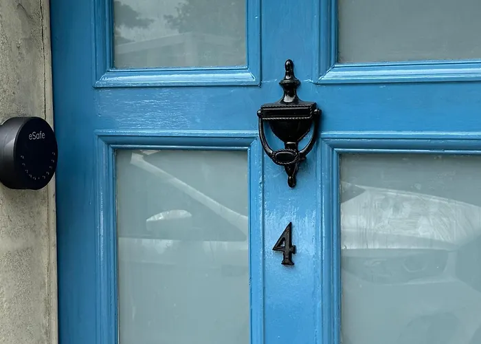 Beautiful Townhouse Next To Royal Victoria Park And Botanical Gardens Within Easy Walking Distance To Bath City Centre