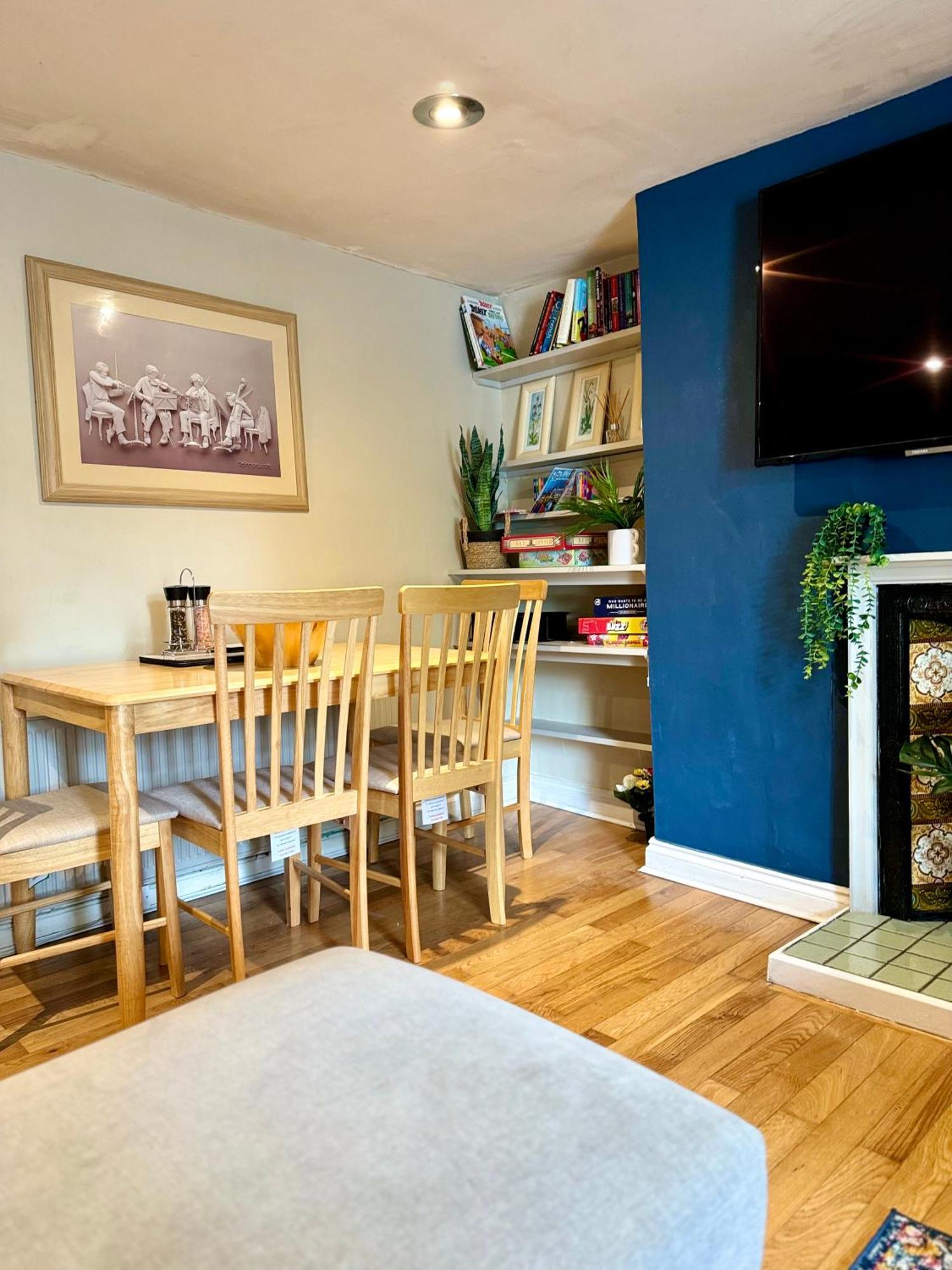 Дом отдыха Beautiful Townhouse Next To Royal Victoria Park And Botanical Gardens Within Easy Walking Distance To Centre *