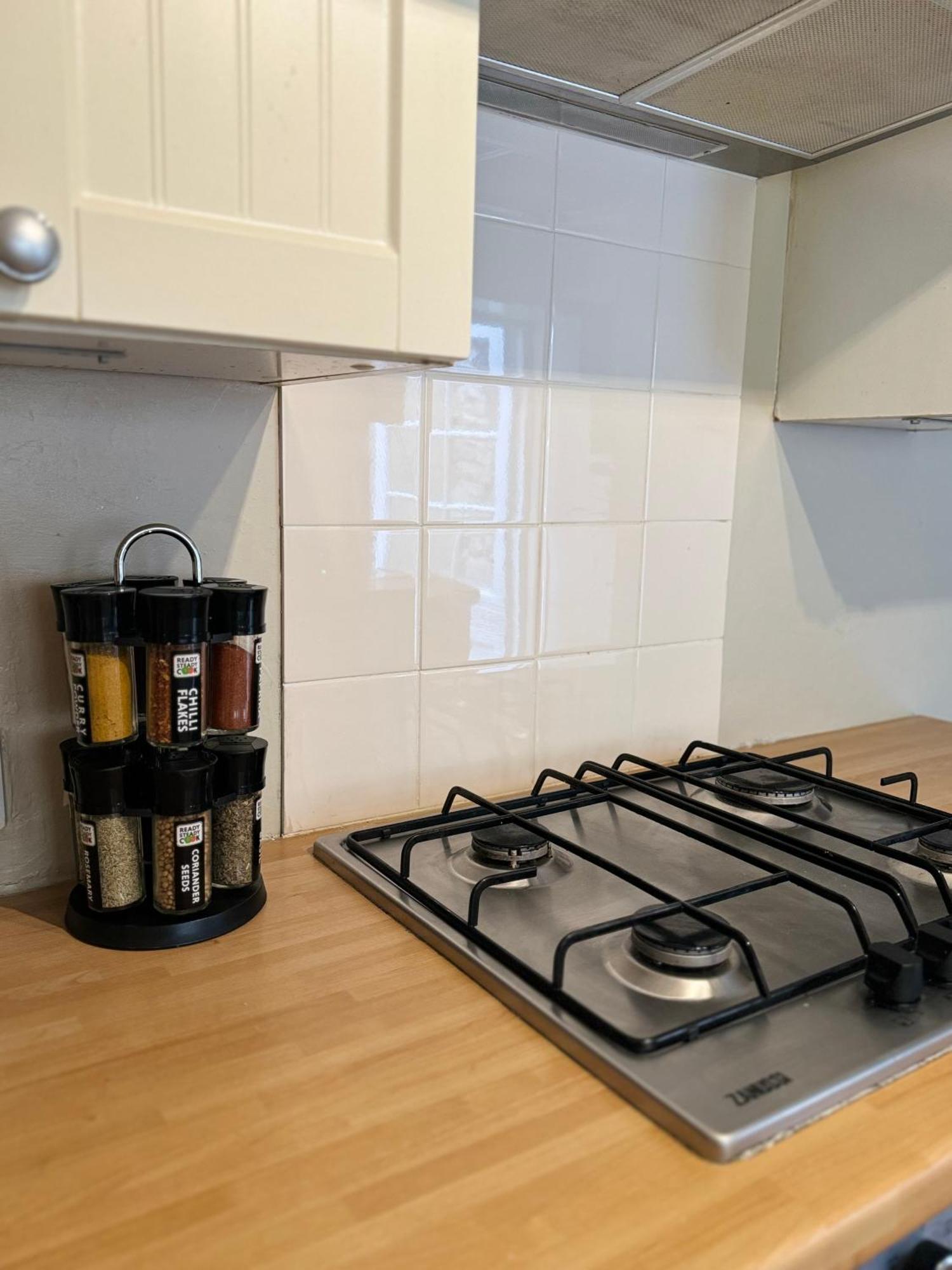 Дом отдыха Beautiful Townhouse Next To Royal Victoria Park And Botanical Gardens Within Easy Walking Distance To Centre