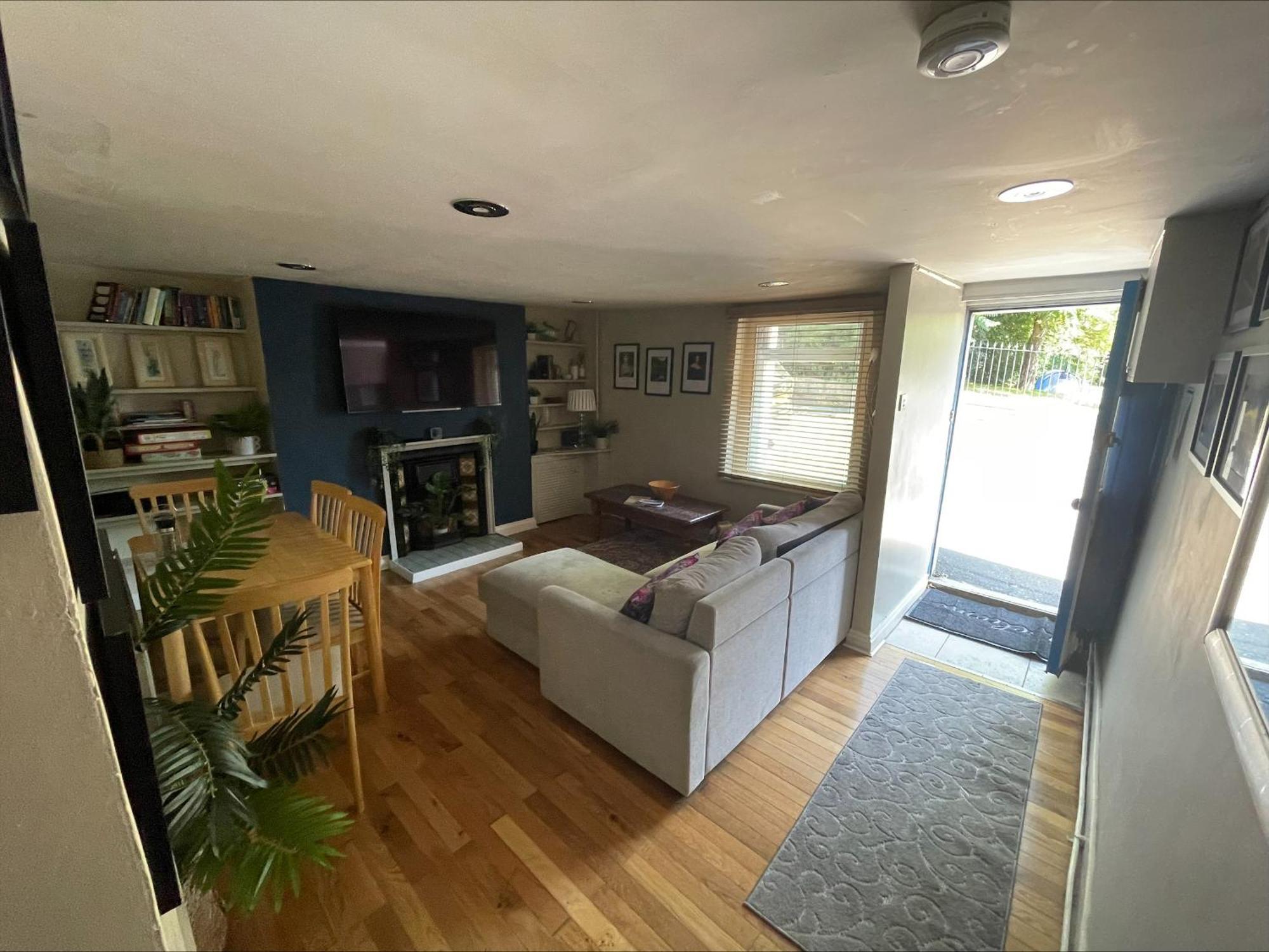 Дом отдыха Beautiful Townhouse Next To Royal Victoria Park And Botanical Gardens Within Easy Walking Distance To Centre
